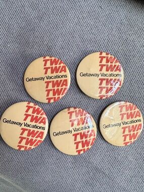 ‘70s VINTAGE TWA TRANS WORLD AIRLINES PINBACK BUTTON lot 5